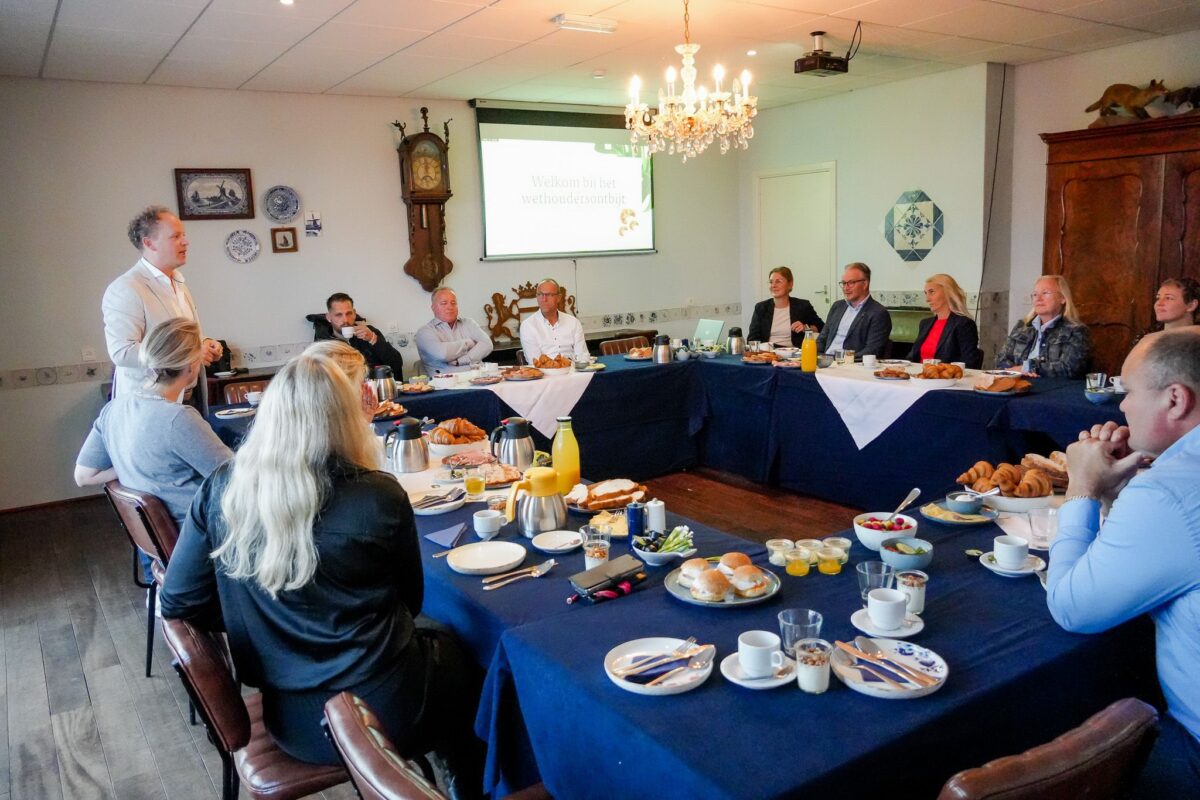 Netwerken en interactie met ondernemers tijdens tweede wethoudersontbijt in Grou