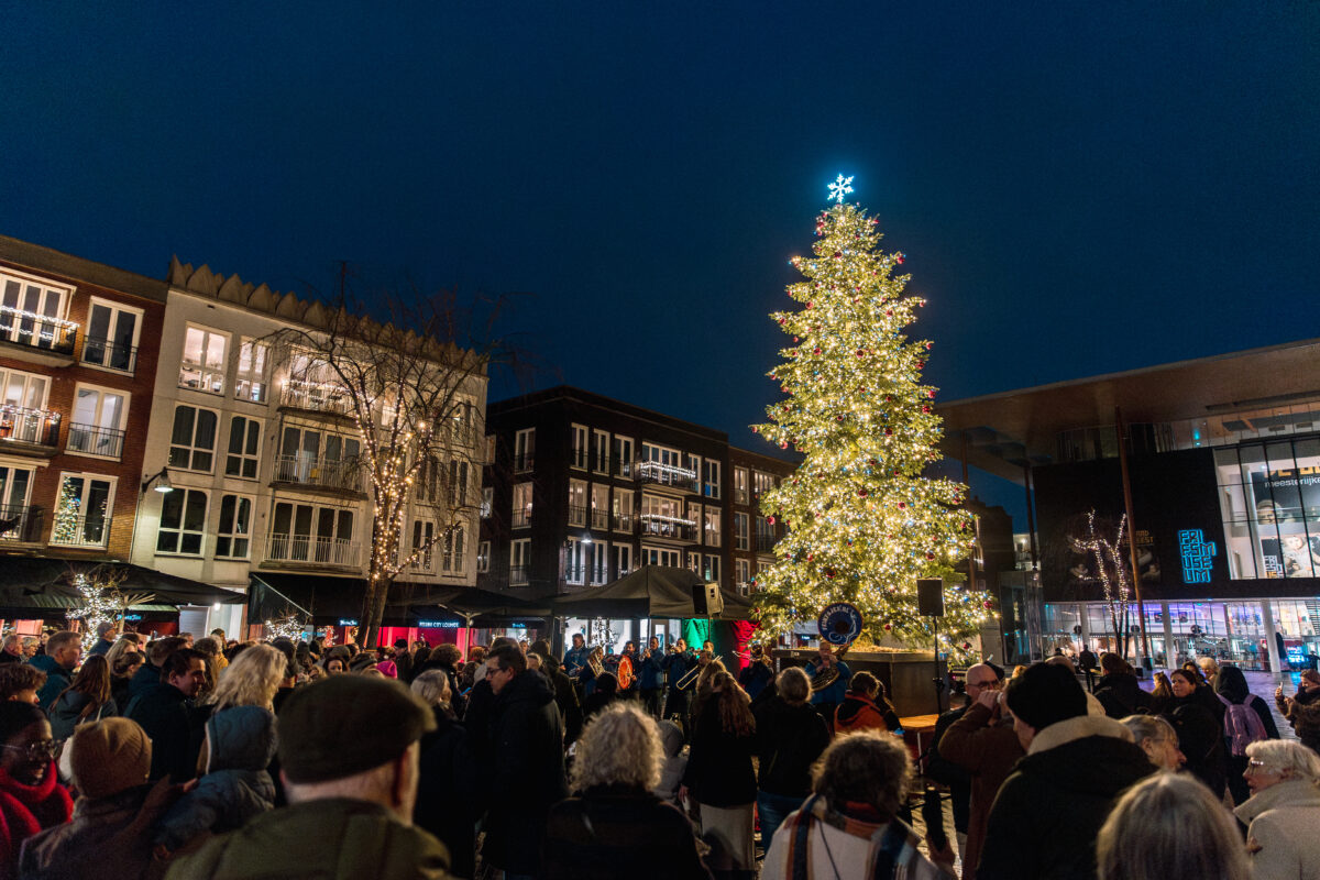 Nieuw in Leeuwarden: een duurzame kerstboom van 10 meter