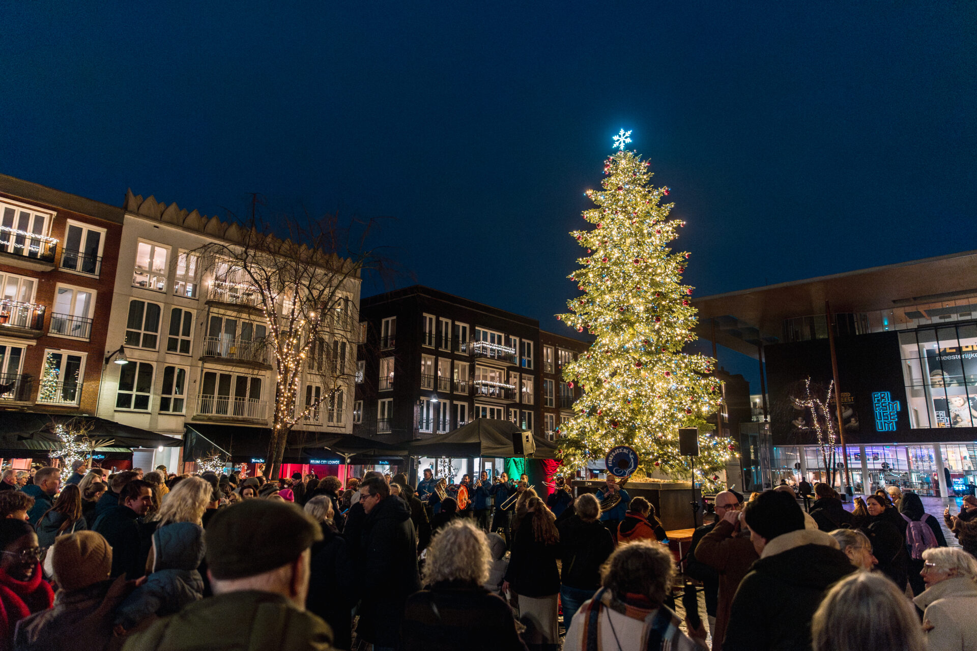 Nieuw in Leeuwarden: een duurzame kerstboom van 10 meter