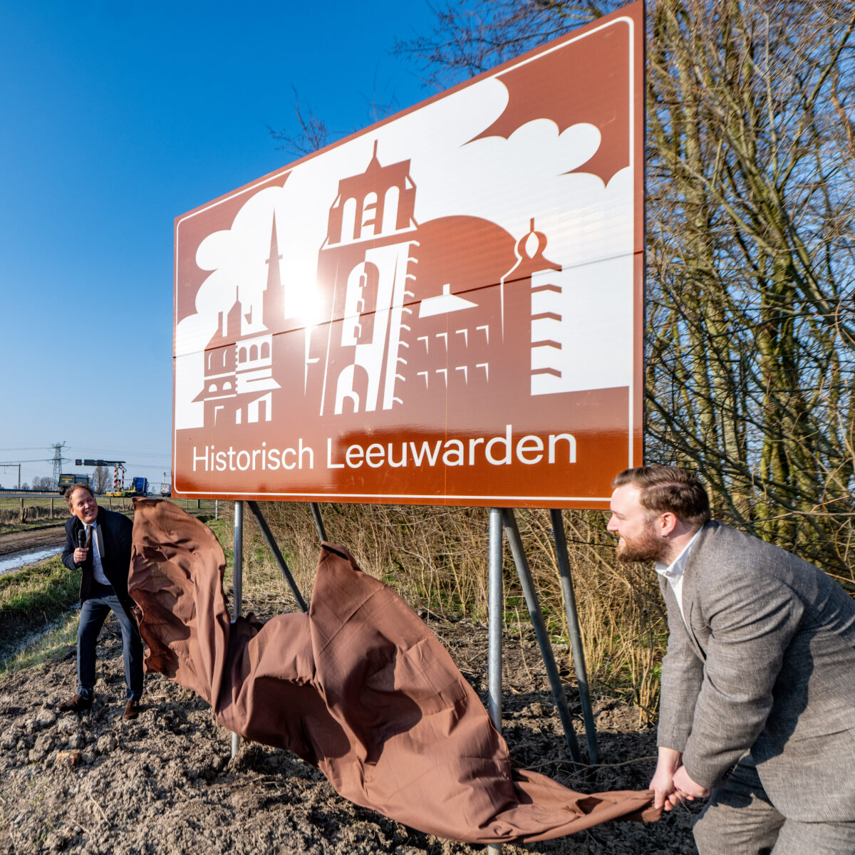 Eerste toeristische bewegwijzeringsbord ‘Historisch Leeuwarden’ onthuld