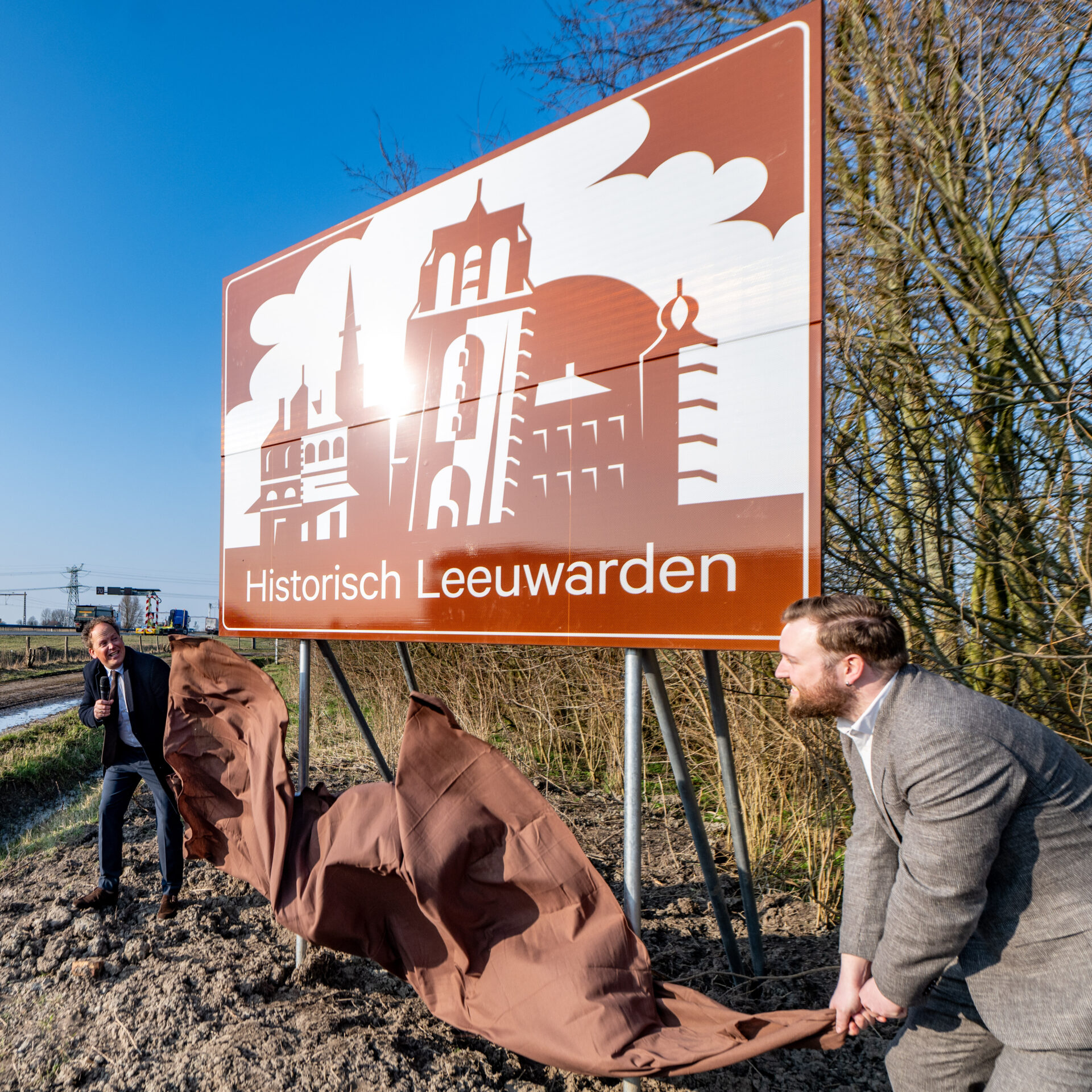 Eerste toeristische bewegwijzeringsbord ‘Historisch Leeuwarden’ onthuld