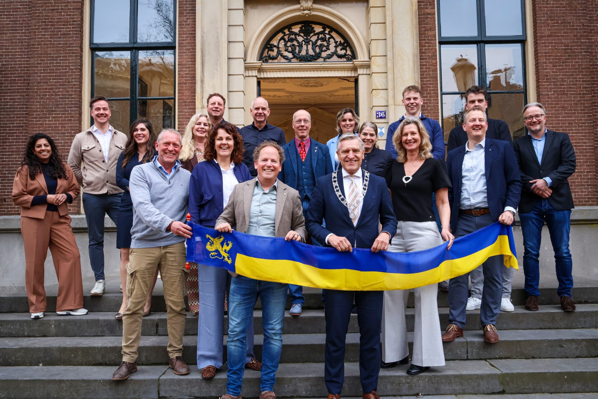 Burgemeester en wethouder ontvangen finalisten De HET in stadhuis van Leeuwarden