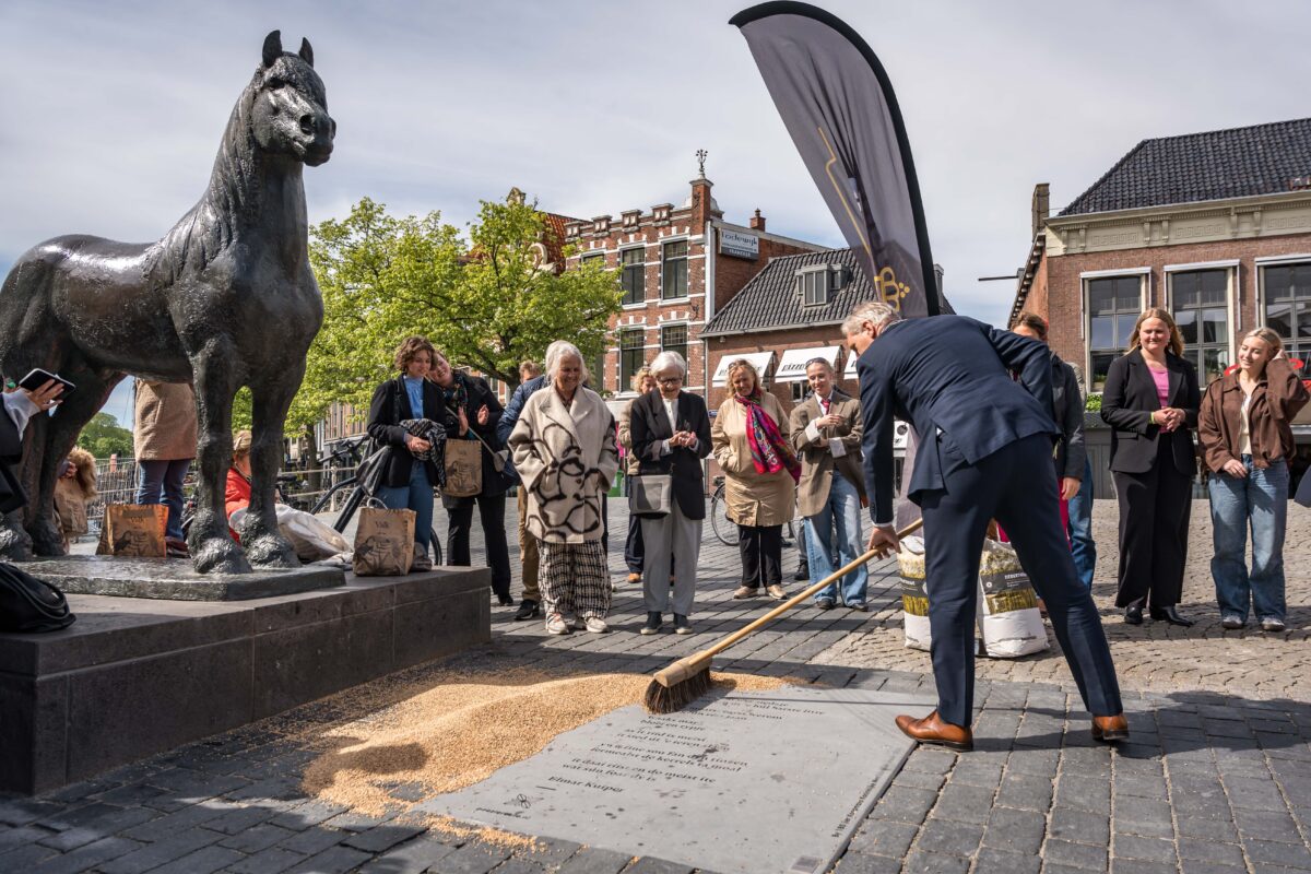 Royal Koopmans schenkt poëziesteen aan stad Leeuwarden
