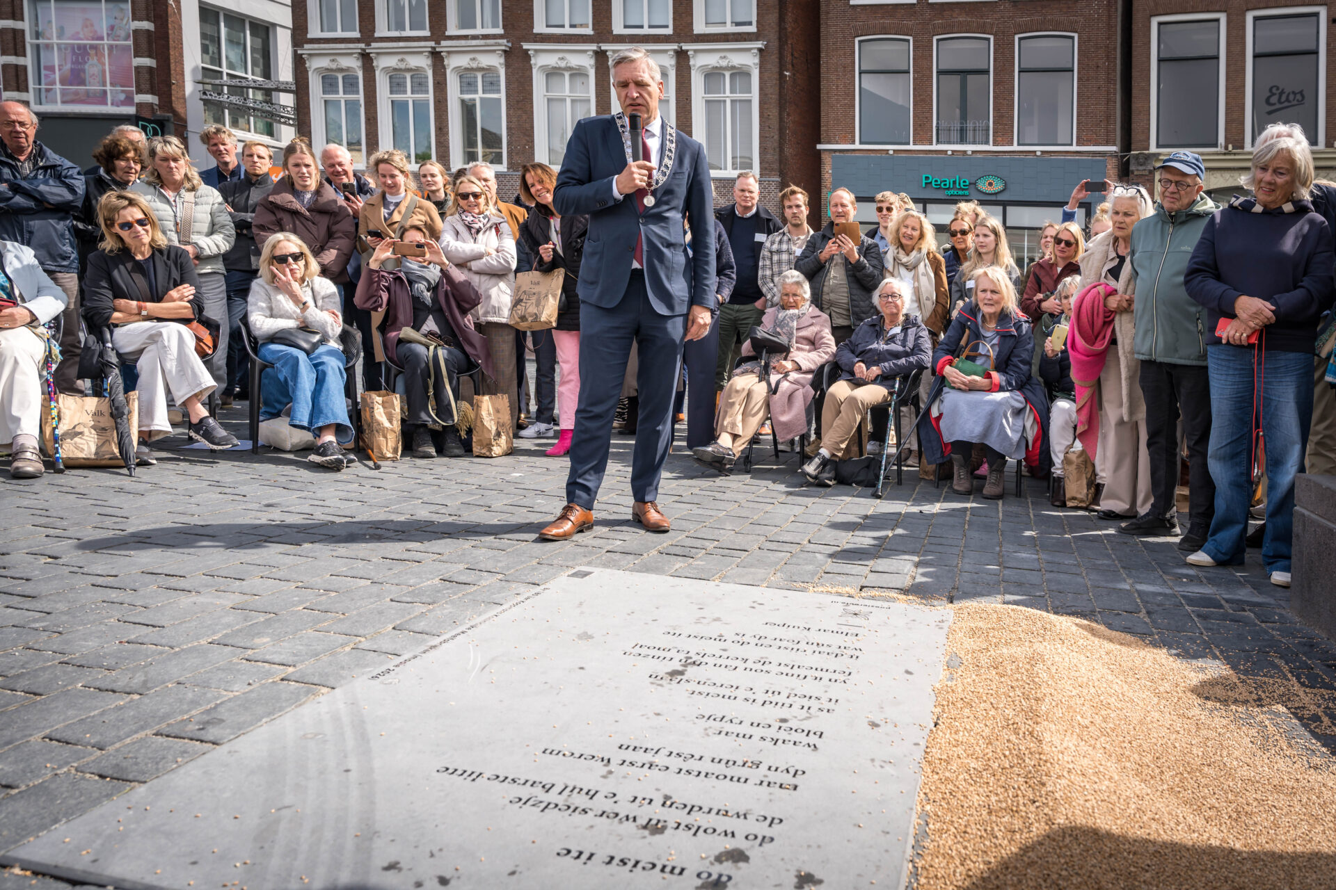 Royal Koopmans onthulling poëziesteen door Buma
