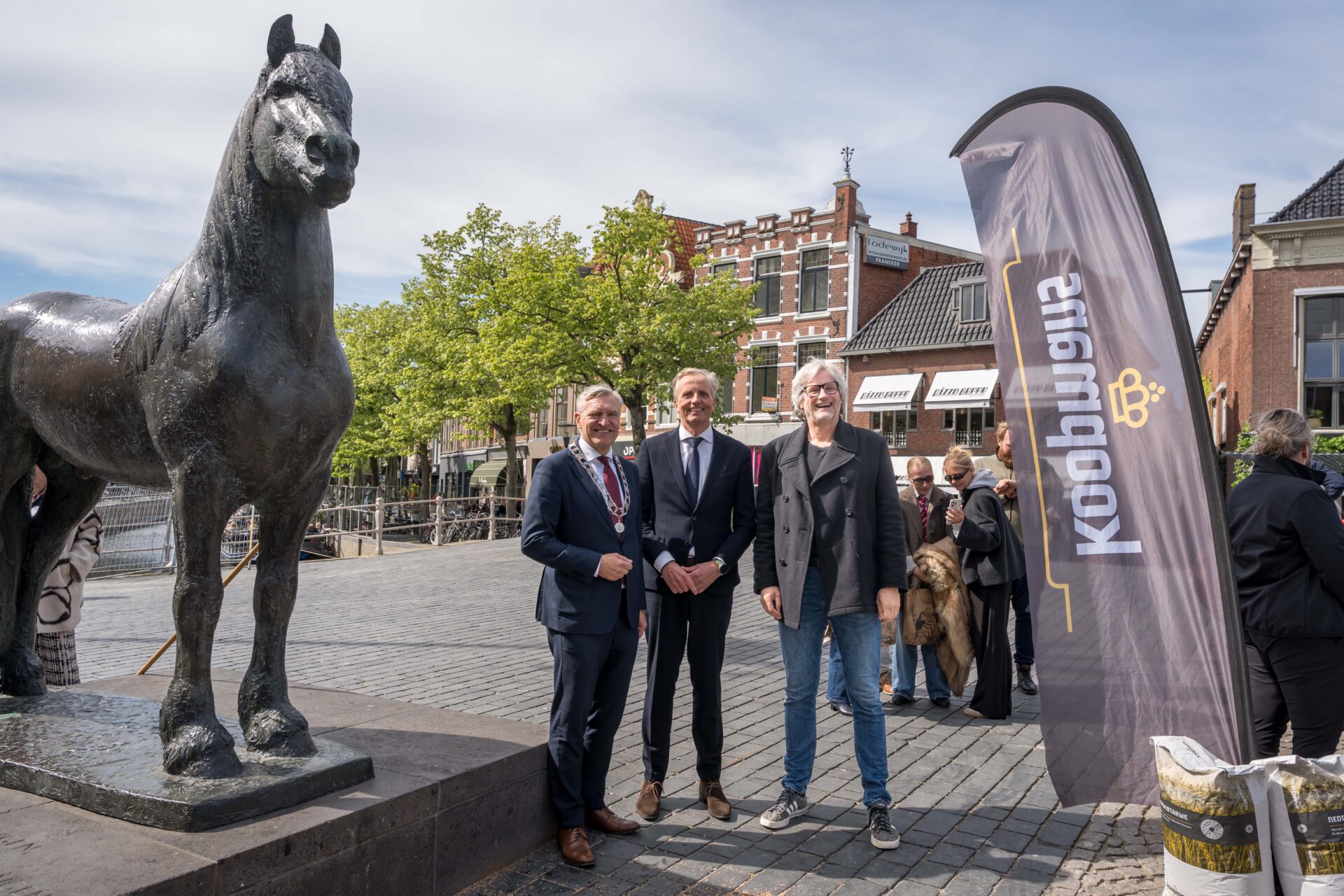 Royal Koopmans onthulling poëziesteen door Buma