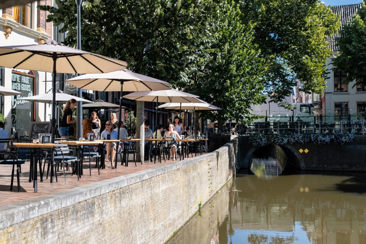 Gemeente Leeuwarden wil terrassen in binnenstad aantrekkelijker maken